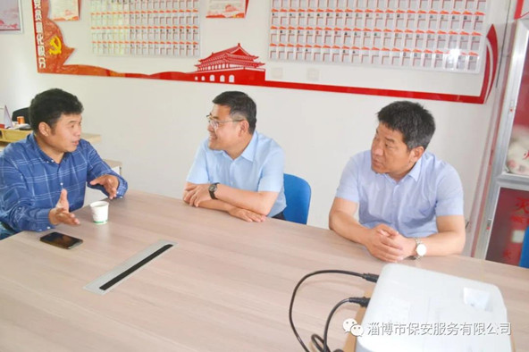 聽取社區(qū)工作人員對社區(qū)基本情況和群眾反映的意見、需求的介紹.jpg